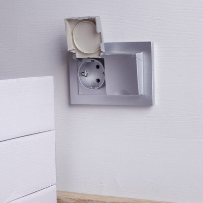 Розетка с/у 2x2P+E 16A, IP20, в сборе, со шторками и крышкой, IEK BRITE [BR-R26-16-44-K47-F] алюмини